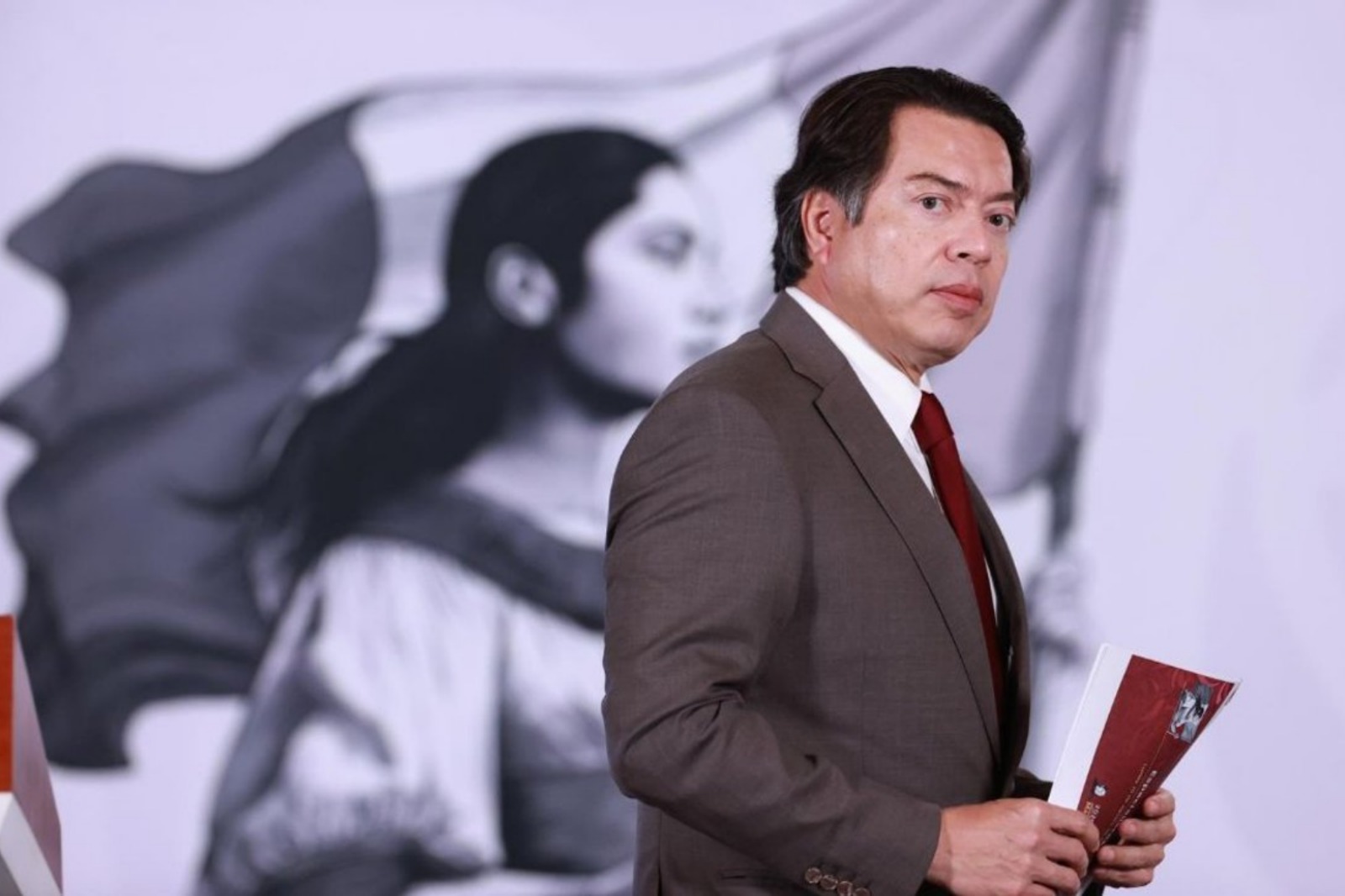 Mario Delgado anuncia ajustes curriculares para escuelas militarizadas que continúen operando