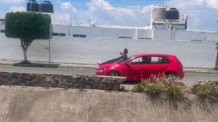 SUBIÓ AL COFRE DE UN AUTO PARA GRABAR CONTENIDO PARA REDES SOCIALES!