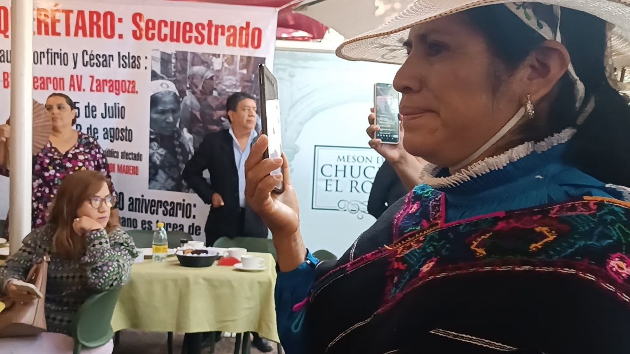 Irrumpe Paula Porfirio en rueda de prensa de comerciantes del Centro Histórico