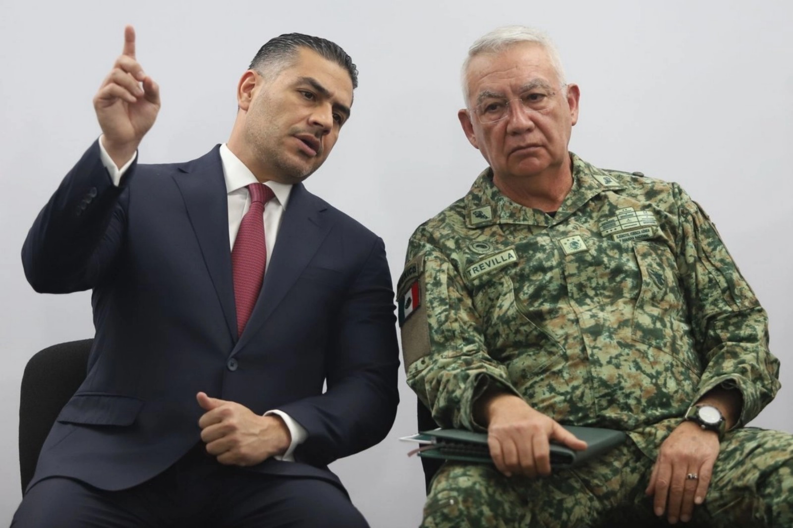 Omar García Harfuch y Ricardo Trevilla Trejo revisan operativo de seguridad para aguacateros en Michoacán