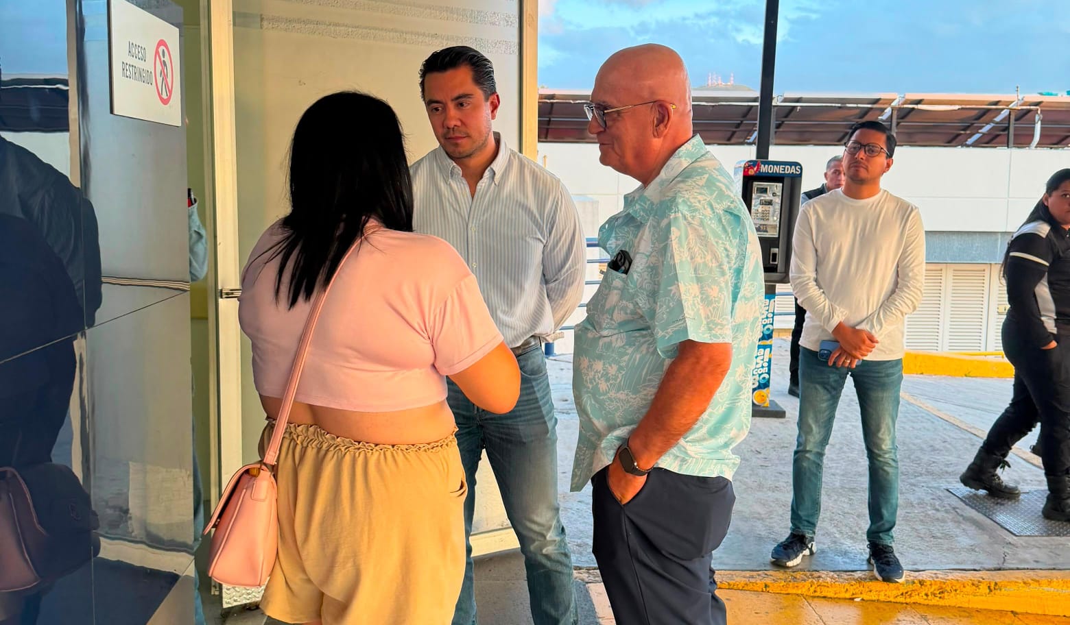 FELIFER MACÍAS VISITA A MENOR LESIONADA POR ÁRBOL CAIDO EN LA ALAMEDA HIDALGO