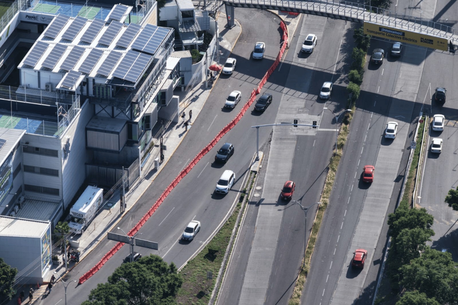 Ajustan circulación en Prol. Constituyentes ante obras en Carretera 57