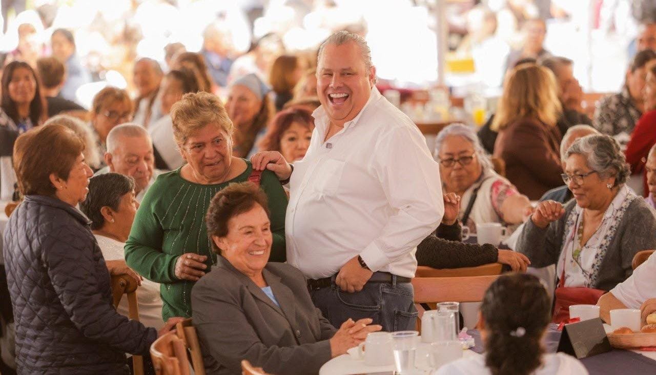Reciben 1,900 adultos mayores a Gerardo Cuanalo en su celebración