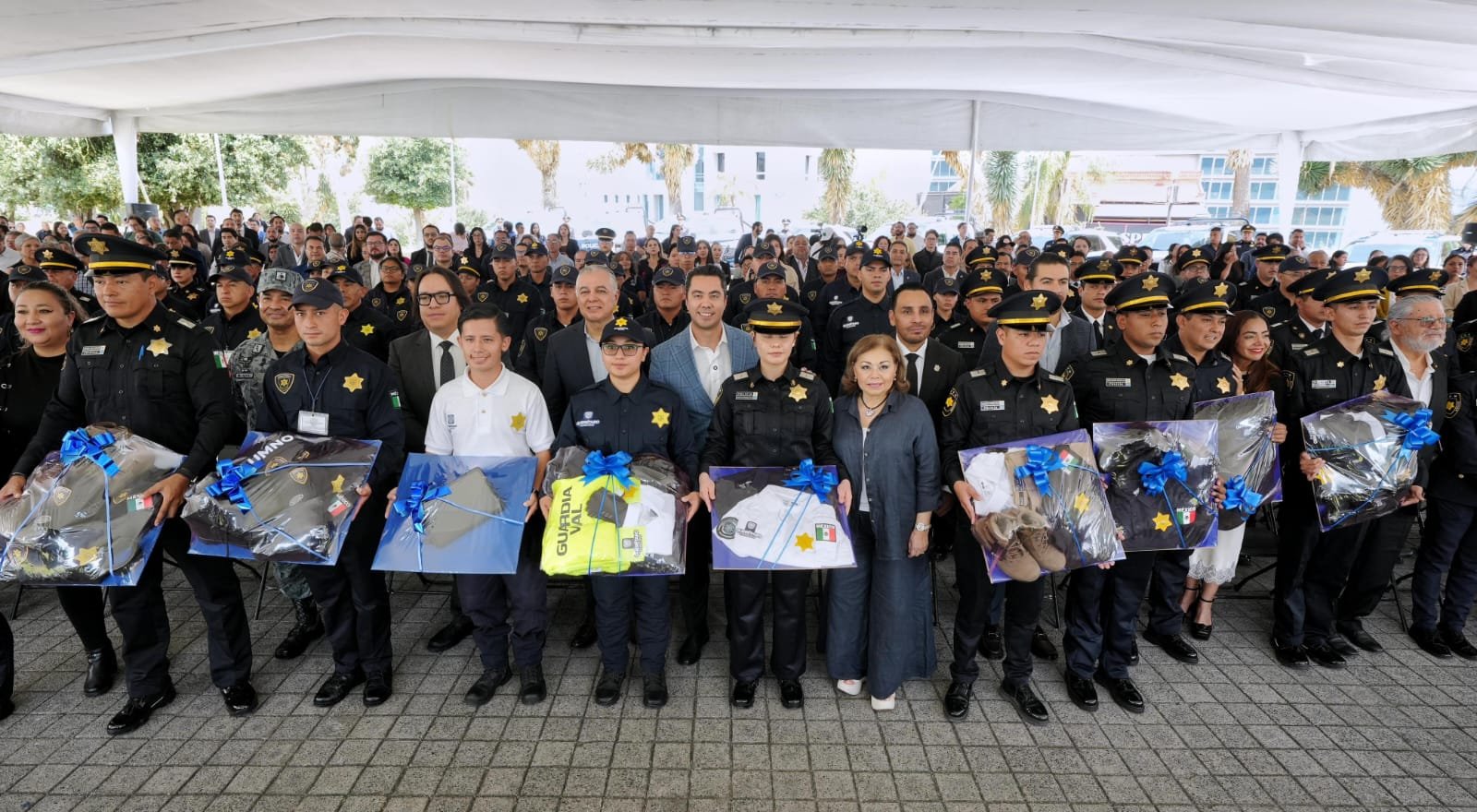 ENTREGAN NUEVO EQUIPAMIENTO Y PATRULLAS A LA SSPMQ
