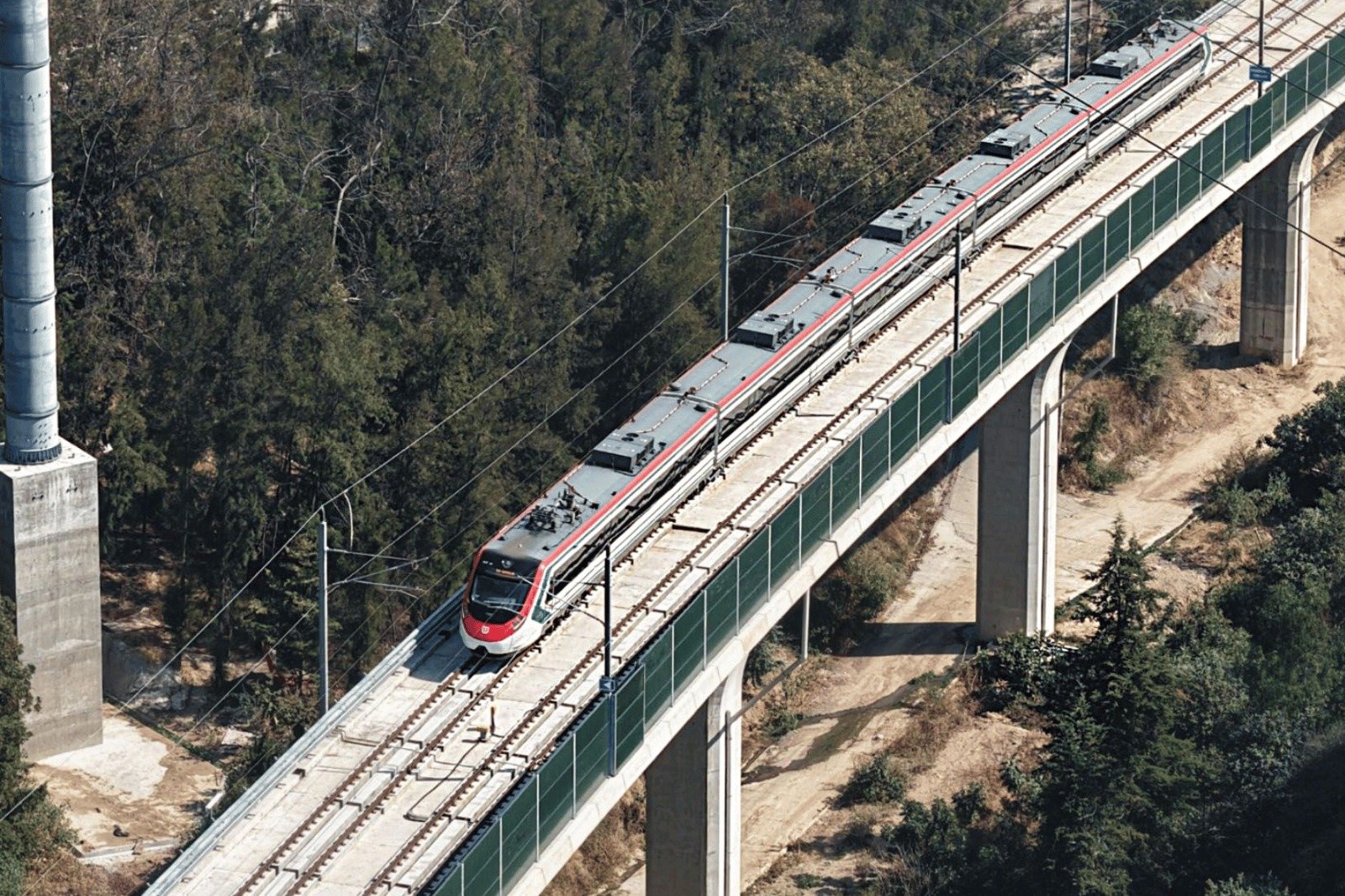 Samuel Mena reconoce necesidad de socializar obras del Tren México-Querétaro