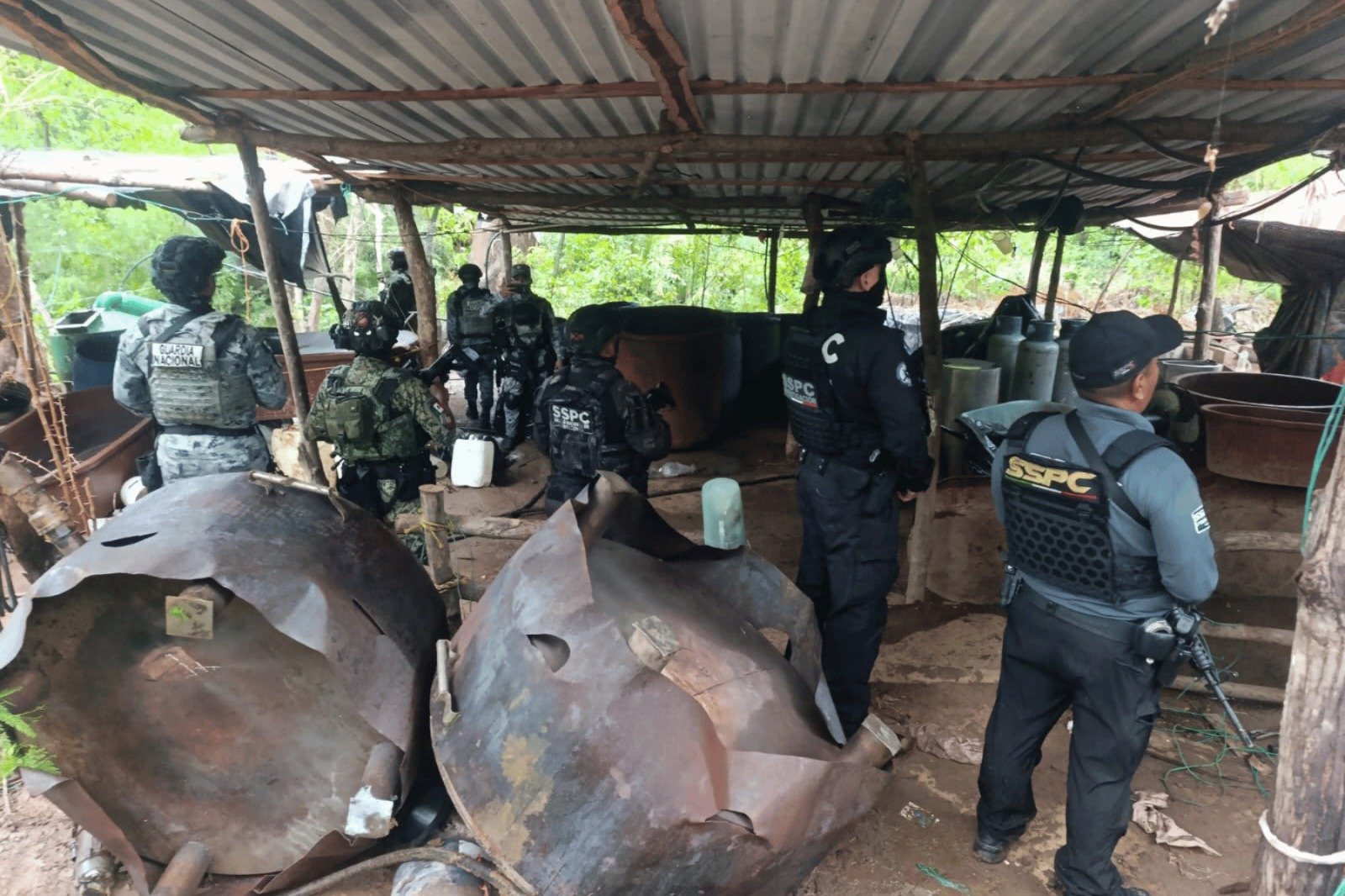 Desmantelan tres laboratorios clandestinos y decomisan 7.8 toneladas de sustancias en Guerrero