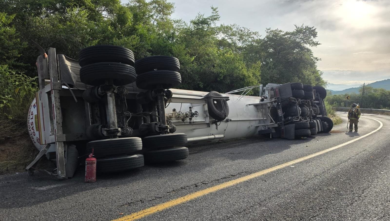 Volcadura de pipa cargada con gas lp mantiene cerrada carreteera 120