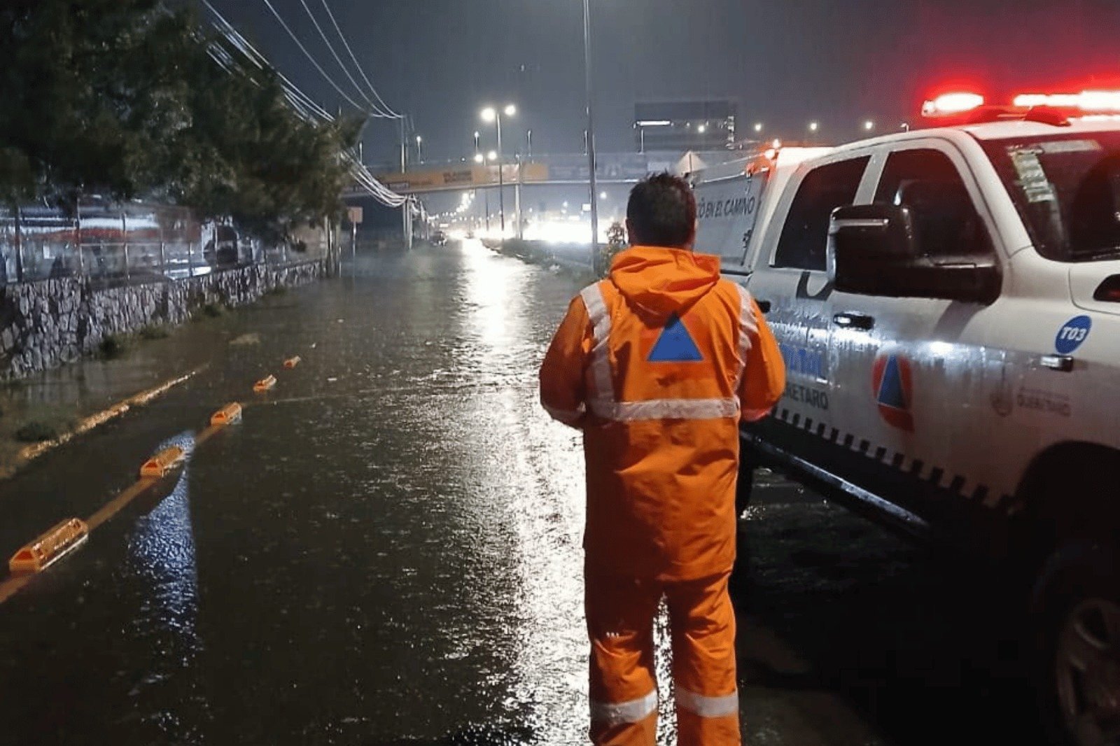 Lluvias provocan anegaciones y vehículos varados en Querétaro