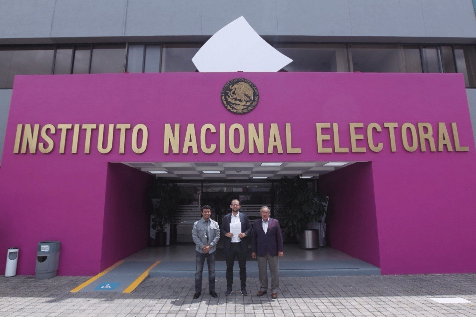 Movimiento Ciudadano denuncia a Morena ante el INE por promoción de perfiles estatales