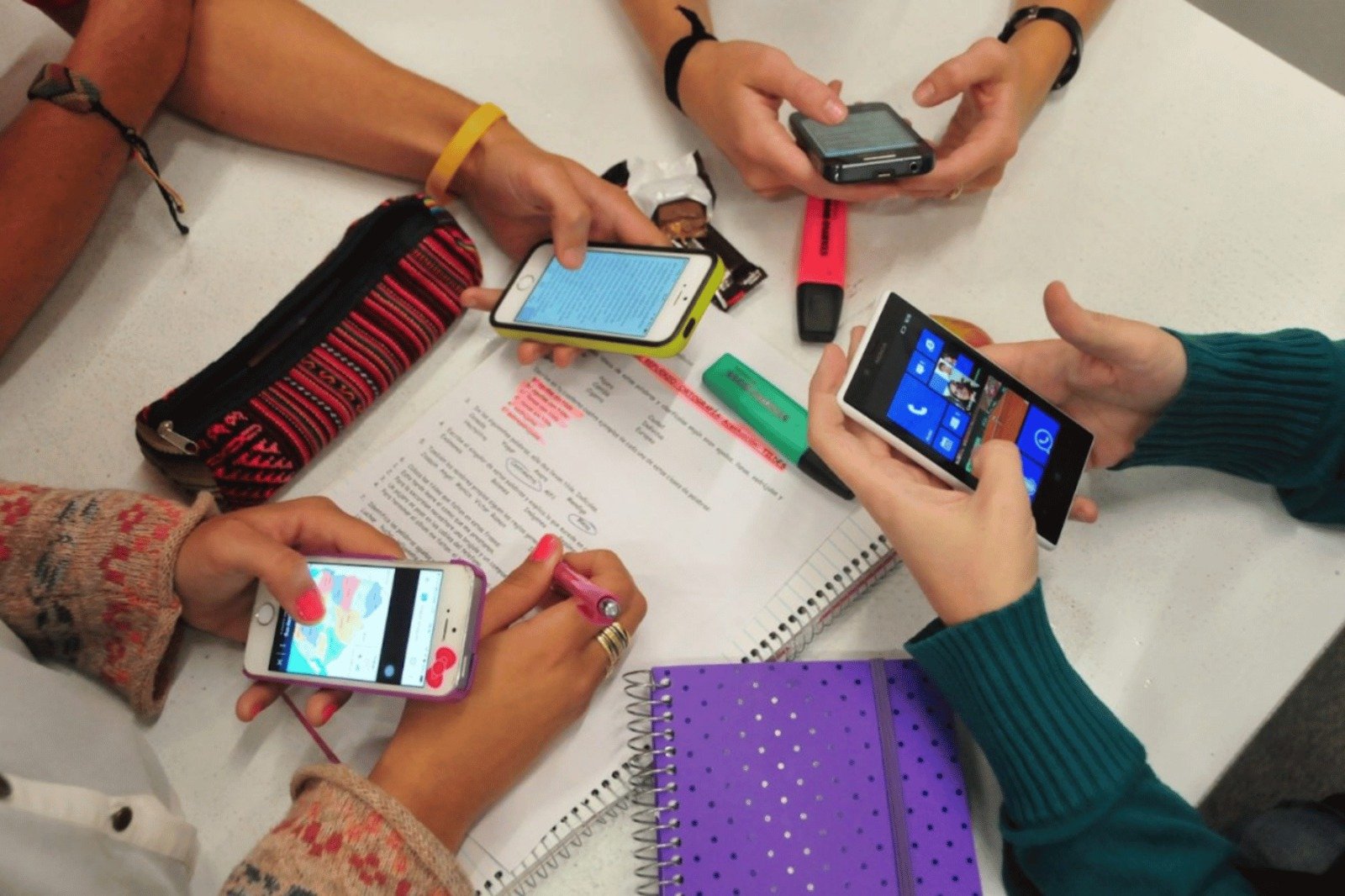 Restringirán uso de celulares en primarias y secundarias desde noviembre