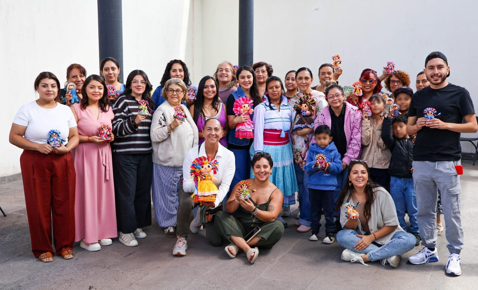 Corregidora promueve la tradición otomí con el taller de elaboración de “Muñeca Lelé”