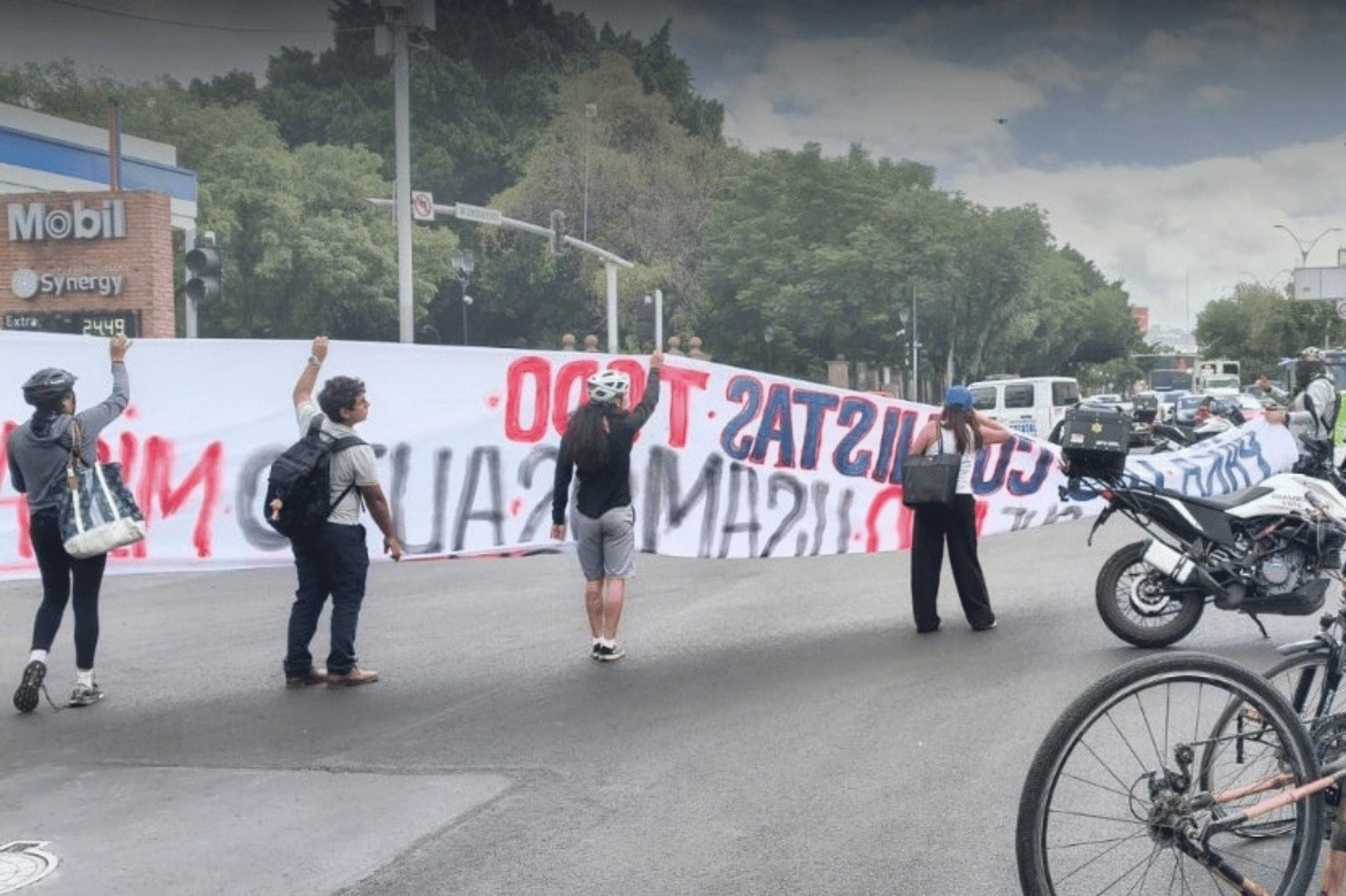 Protesta en Avenida Constituyentes rechaza apertura de carril confinado a autos