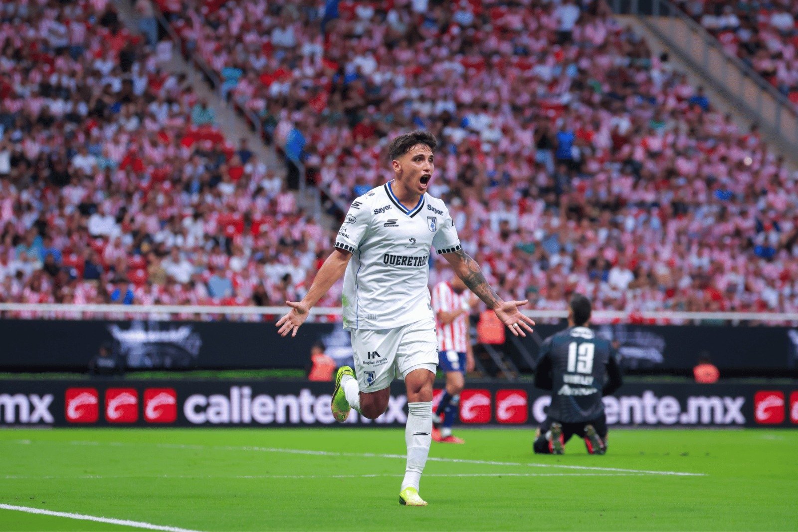 Club Querétaro vence 2-0 a Chivas y se coloca cuarto en la Liga MX
