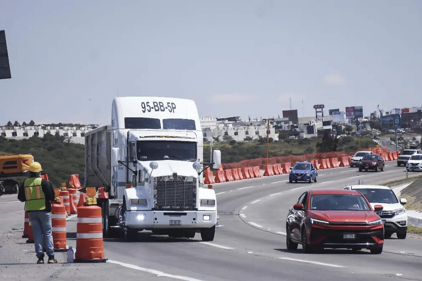 Concluyen obras en la Carretera 57 en la Cuesta China; habilitarán cuatro carriles