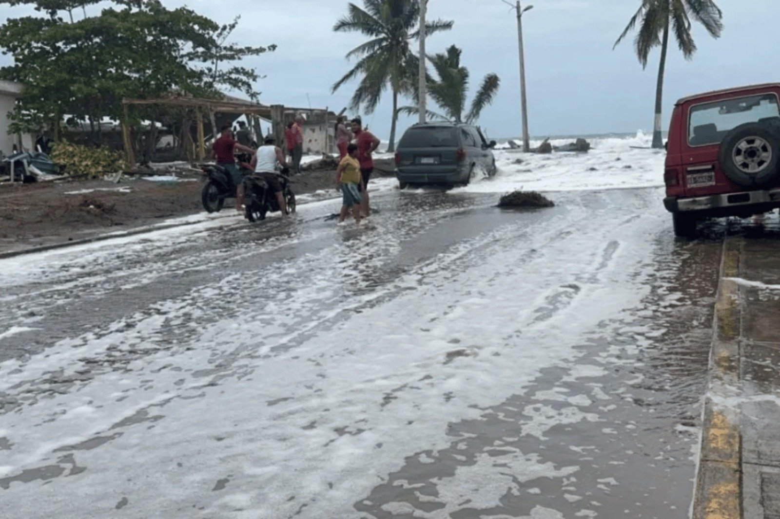 Huracán Rachel alcanza categoría 2 y provoca lluvias muy fuertes en cuatro estados