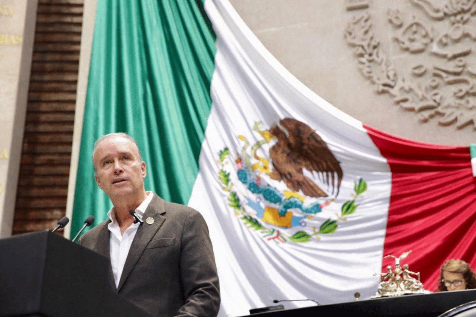 Mario Calzada formaliza su renuncia al PRI tras décadas de militancia