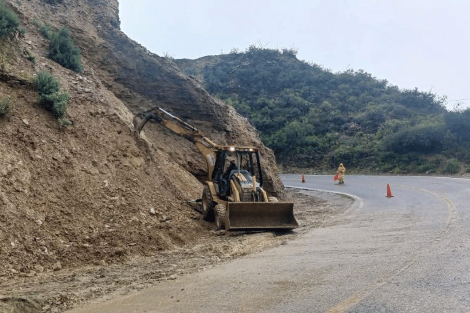 SICT Querétaro atiende derrumbes en la carretera San Juan del Río-Xilitla