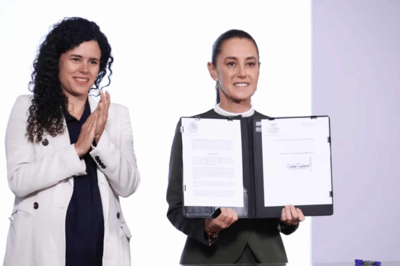 Claudia Sheinbaum firma decreto para regular plataformas digitales y proteger a menores