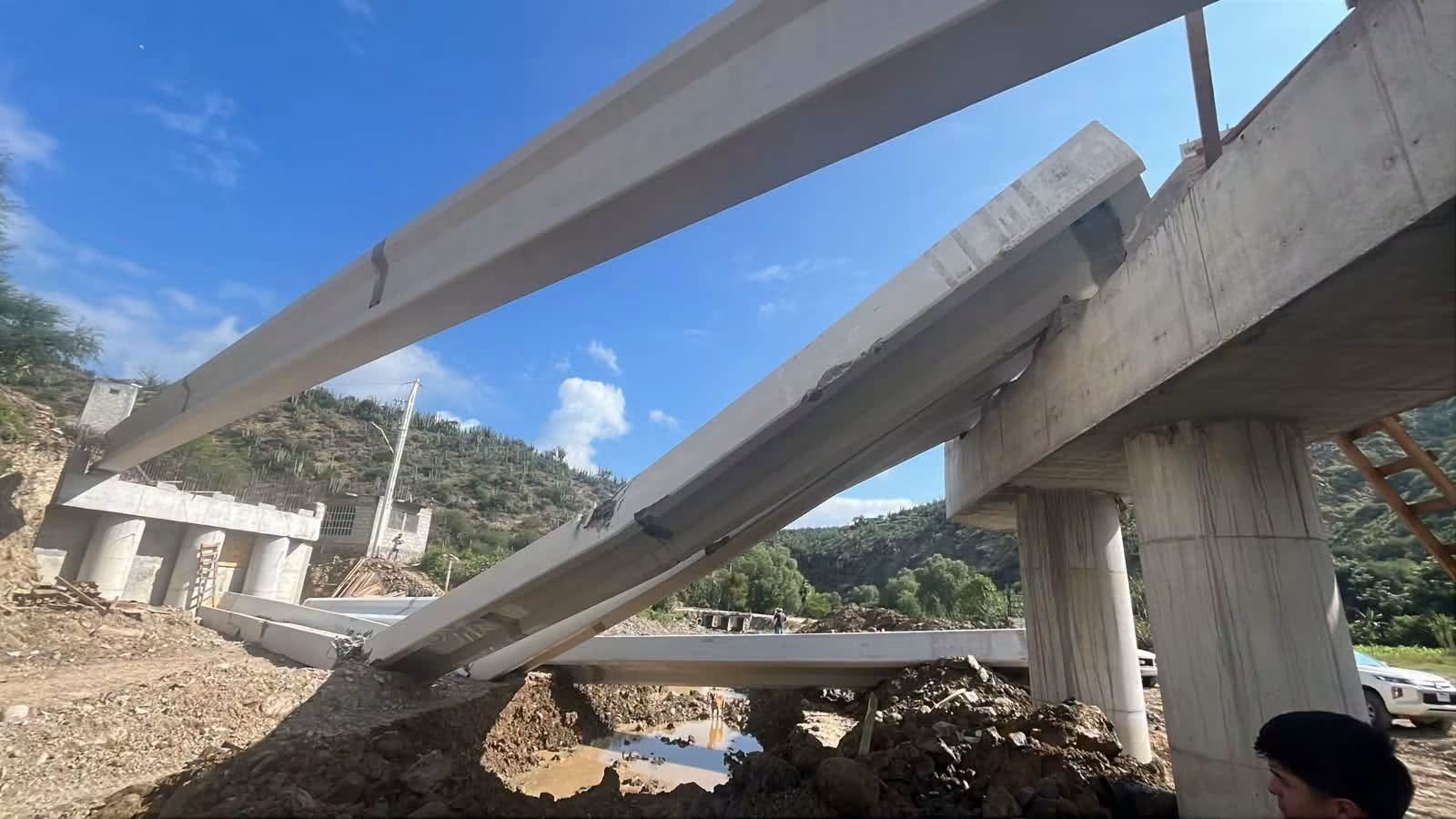 SE CAEN LAS TRABES DEL PUENTE VEHICULAR EL CHILAR EN TOLIMÁN