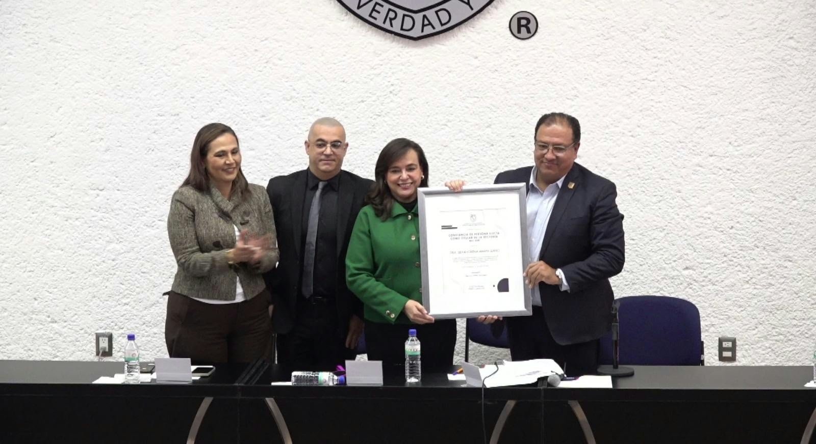 Silvia Amaya recibe constancia como rectora electa de la UAQ