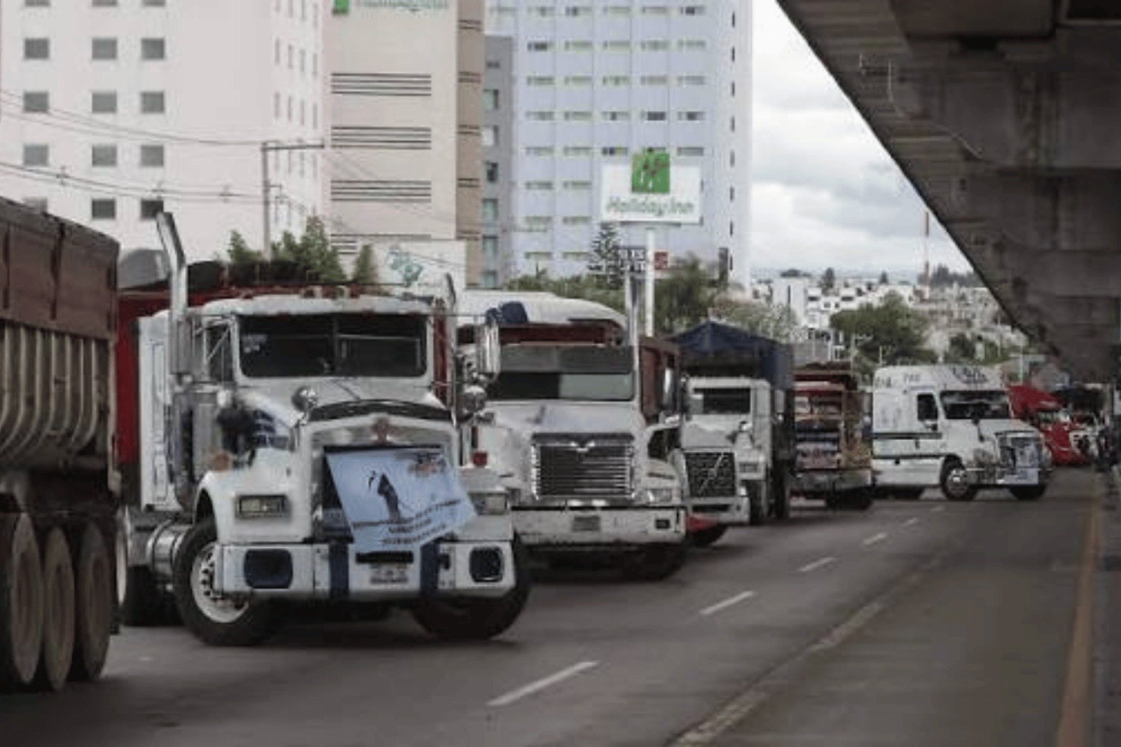Transportistas mantienen convocatoria a bloqueos nacionales este lunes; Canacar confirma movilización