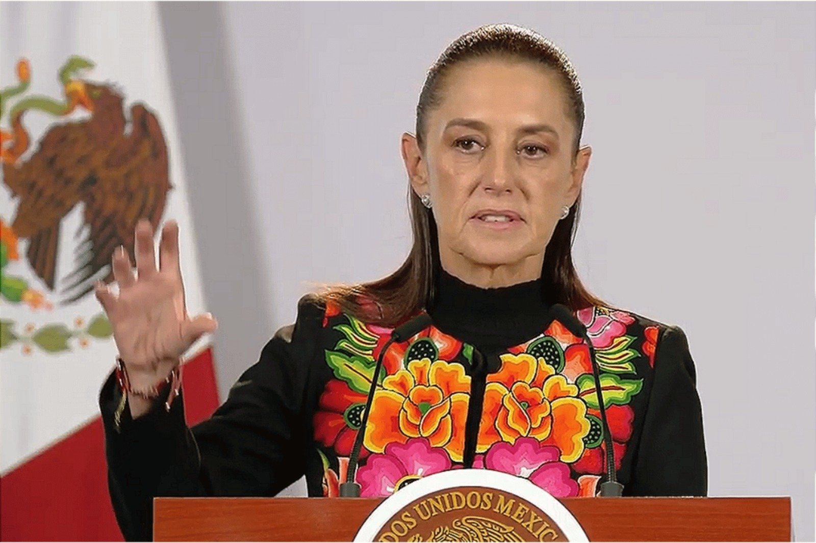 Claudia Sheinbaum anuncia diálogo con transportistas y explica ajuste fiscal para el sector