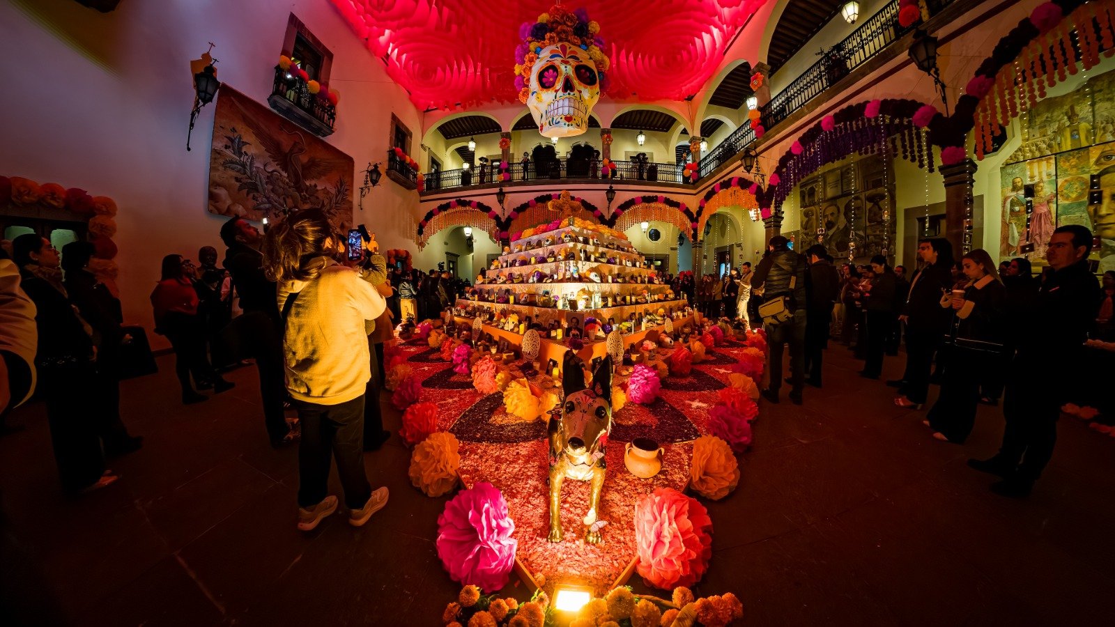 Inaugura Gobernador altar de muertos Dulces Recuerdos en Palacio de la Corregidora 