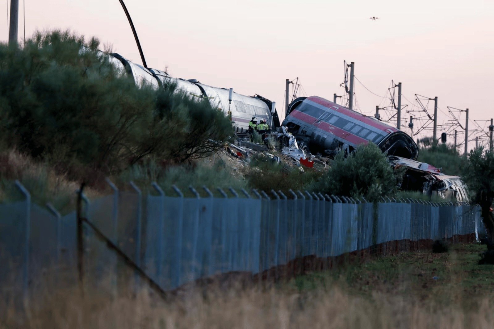 Cancillería activa protección consular tras accidente de trenes en España; reporta siete mexicanos heridos